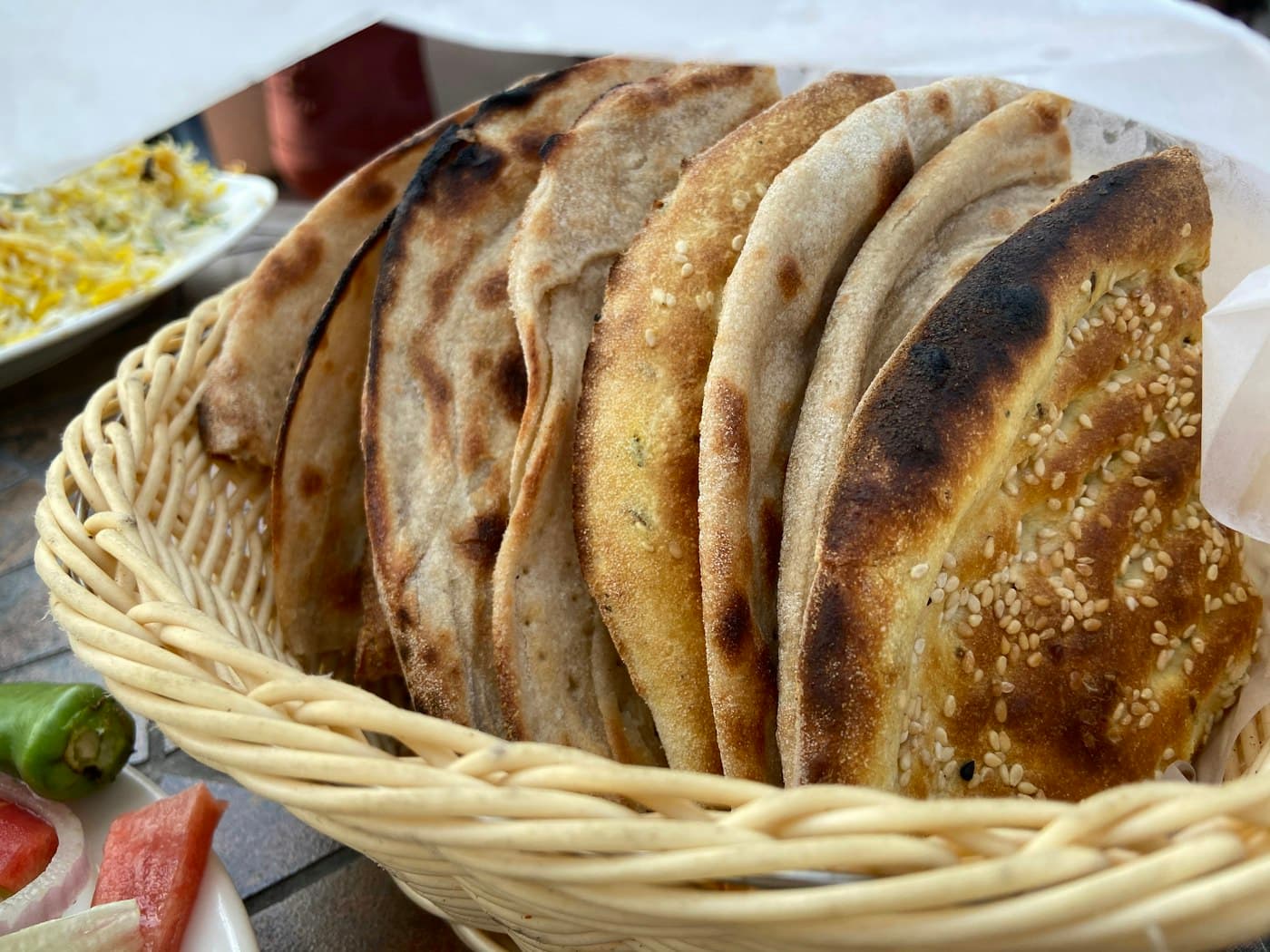 Korb mit frisch gebackenen Fladenbroten