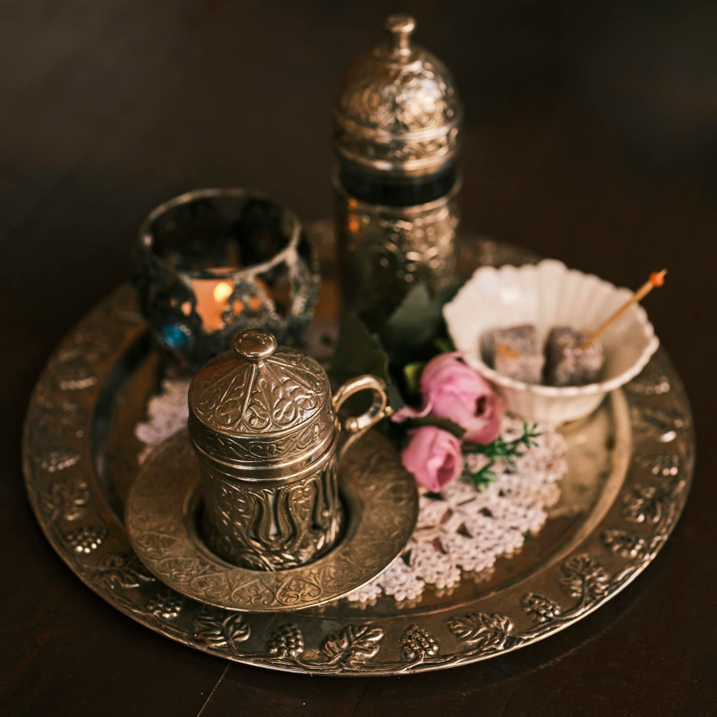 Verziertes türkisches Kaffeeservice aus Metall mit Kaffeemühle, Rosen und einer Schale Lokum